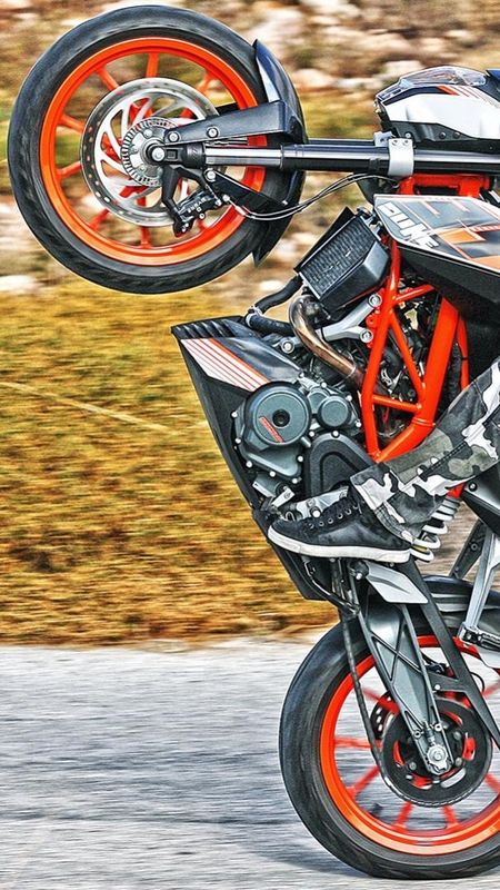 Ktm Rc 390 - Wheelie Stunt Wallpaper