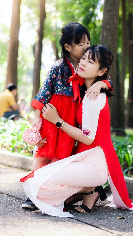 Girl Kissing her Mother Wallpaper