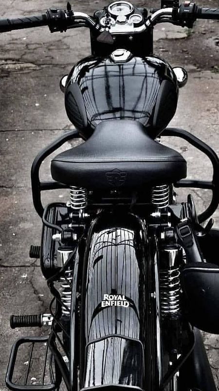 Bullet back sit Wallpaper