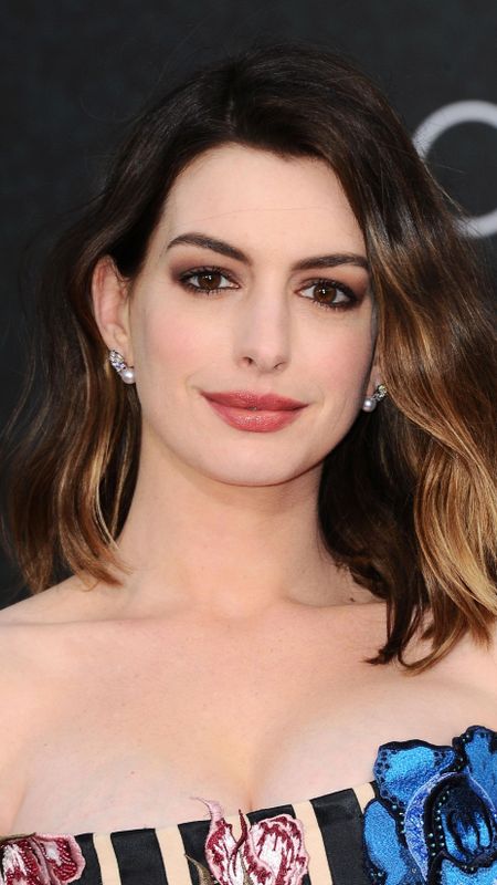 Anne Hathaway | Hollywood Actress Wallpaper