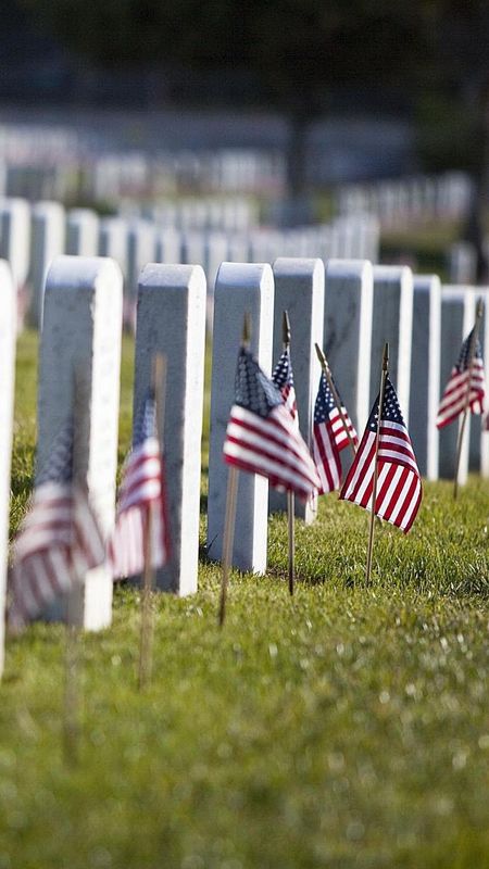 Memorial Day 2022 - Graves Of Soldiers Wallpaper