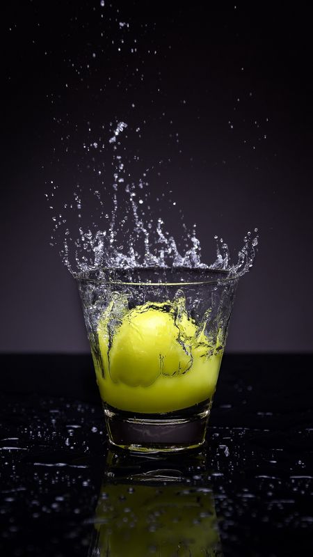 Lemon Splash in water Wallpaper