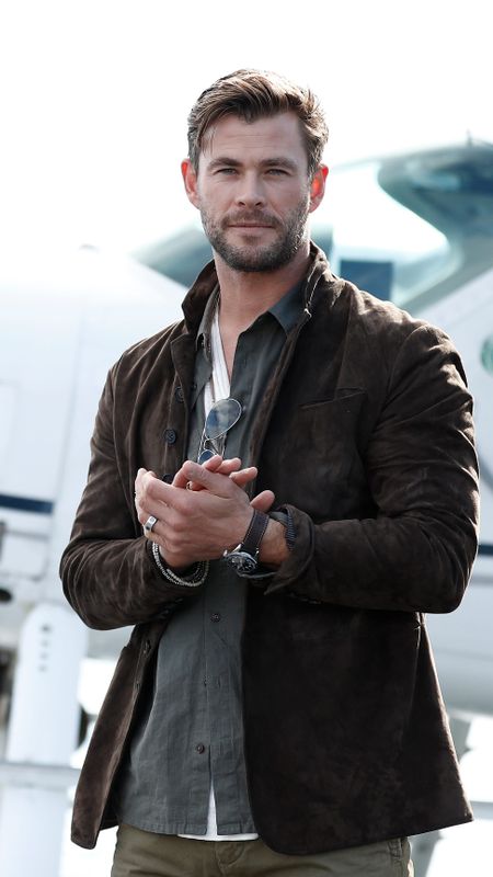 Chris Hemsworth | Hollywood Actor Wallpaper